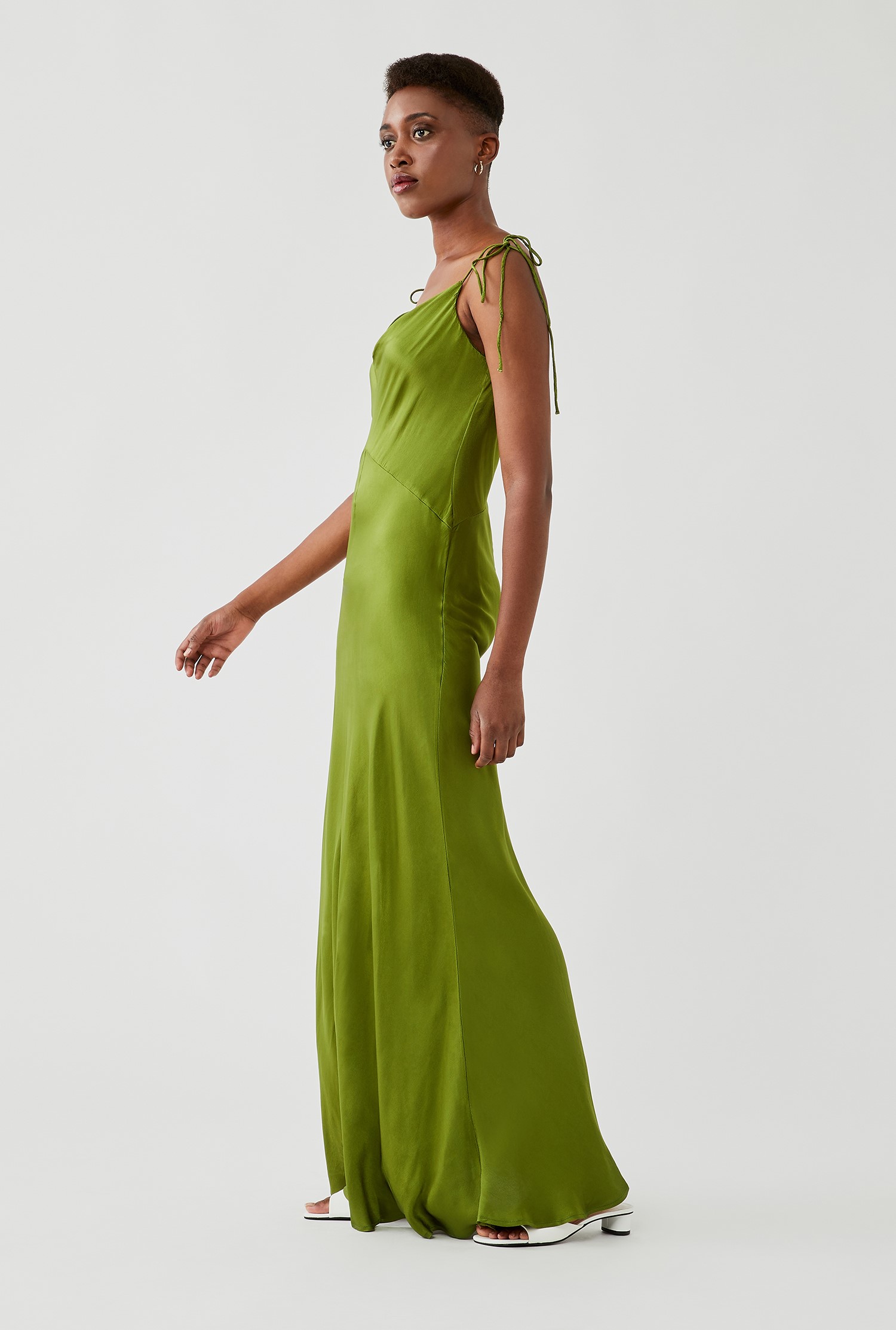 Long Occ Dress With Sleeveless Sleeves In Green With A